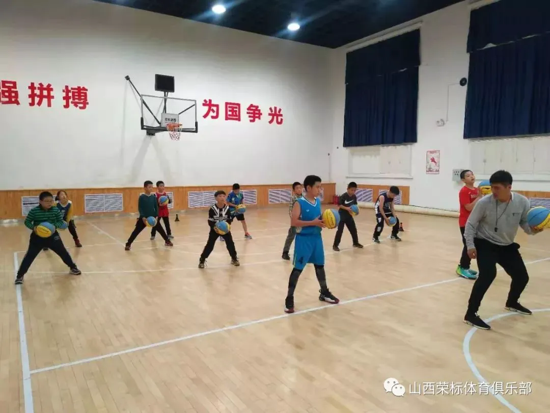 如何从篮球表演赛中学到实用的防守技巧_1